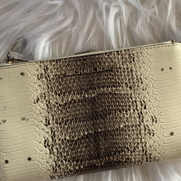NWT Michael Kors Embossed leather wristlet - Picture 6 of 7
